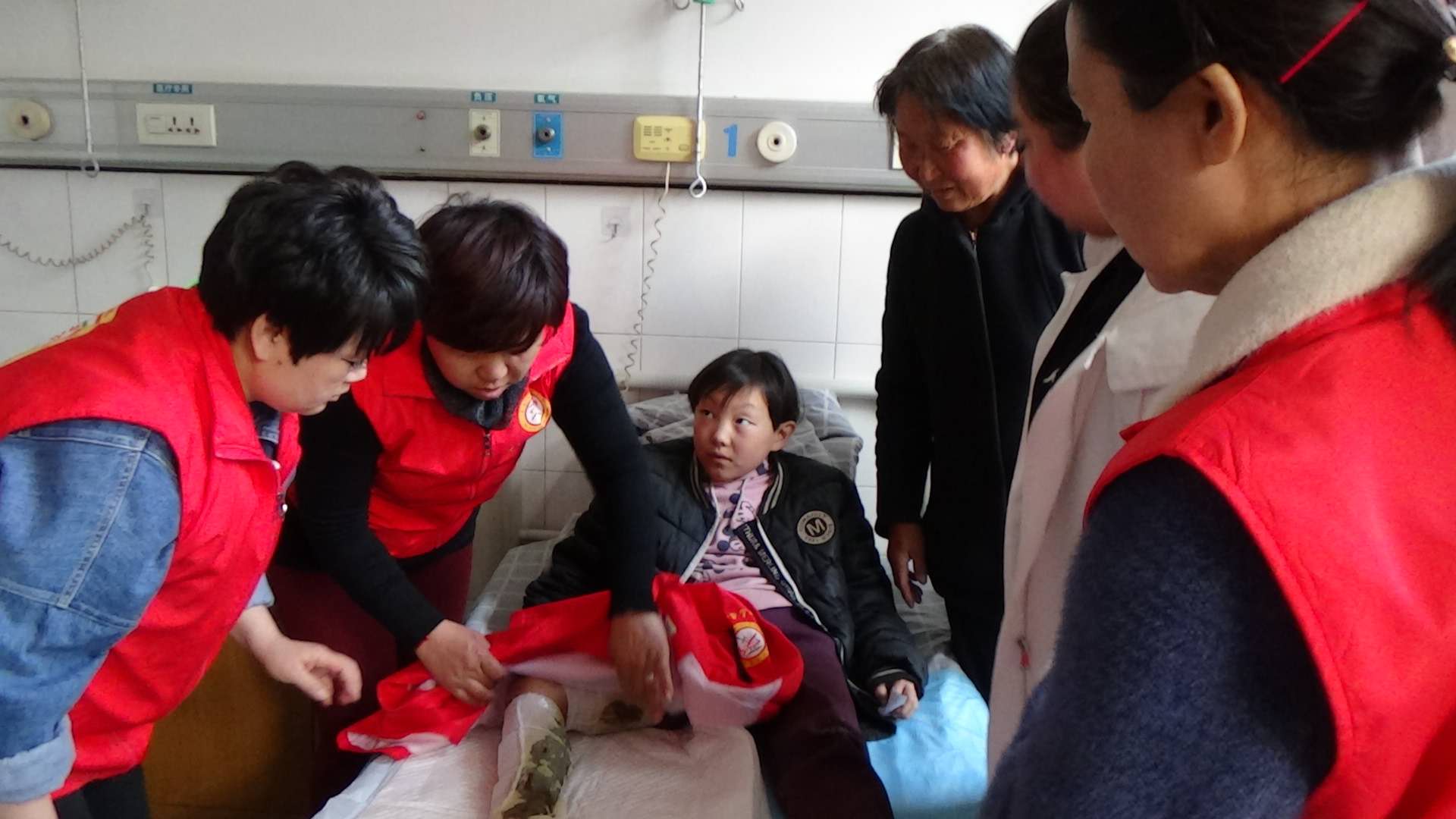 爱心接力 ——爱先行志愿者救助烫伤小女孩